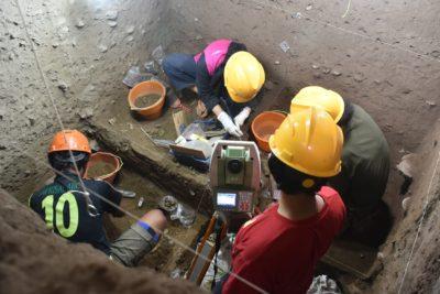 Des excavations archéologiques dans la grotte de Leang Panninge, en Indonésie. [Griffith University - Leang Panninge Research Project]