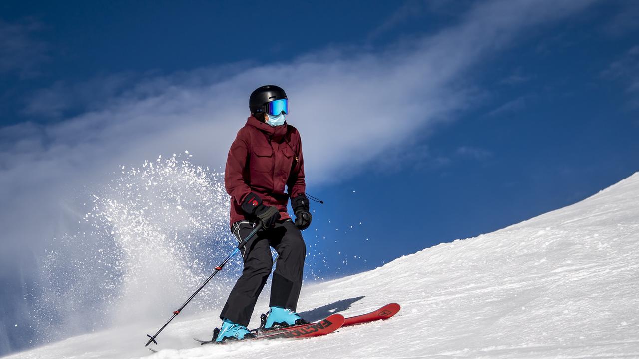 La France opte pour le port du masque sur les pistes de ski pour l'hiver à venir. [Keystone - Jean-Christophe Bott]