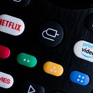 Télécommande avec les icônes de Netflix et d'Amazon Prime Video. (image d'illustration) [Keystone - Rolf Vennenbernd]