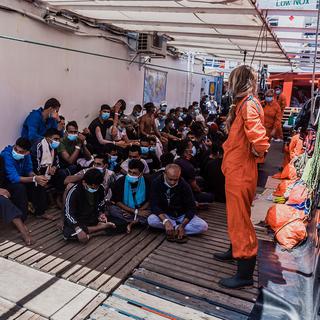 Des migrants secourus en Méditerranée sur le pont de l'Ocean Viking, le 5 juillet 2020. (image d'illustration) [AP/Keystone - Flavio Gasperini]