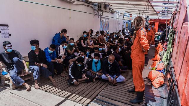 Des migrants secourus en Méditerranée sur le pont de l'Ocean Viking, le 5 juillet 2020. (image d'illustration) [AP/Keystone - Flavio Gasperini]