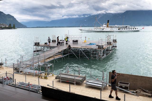 Des ouvriers travaillent à la construction de la Scène du Lac du Montreux Jazz Festival le 24 juin 2021. [Keystone - Laurent Darbellay]