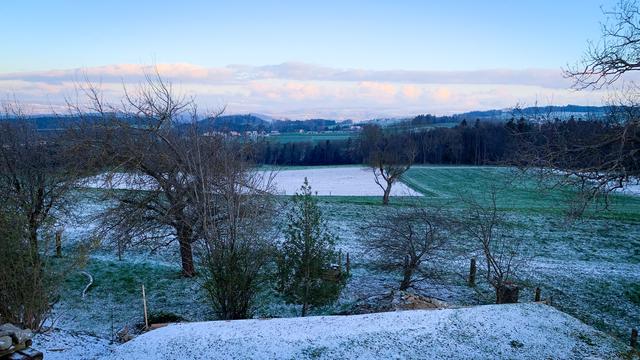 Les flocons de neige ont fait leur apparition jusqu'à basse altitude. [RTS - Victorien Kissling]