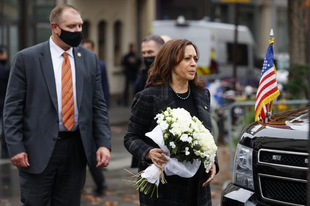 La vice-présidente des Etats-Unis Kamala Harris a déposé un bouquet de fleurs blanches en face de la terrasse du bar Le Carillon. [AFP - Thomas Samson]