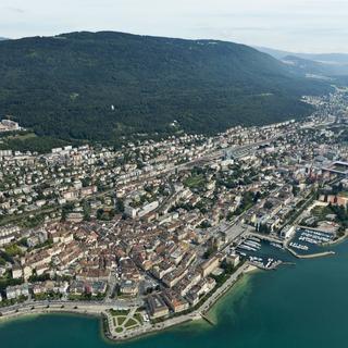 Vue aérienne de la ville de Neuchâtel. [Keystone - Alessandro Della Bella]