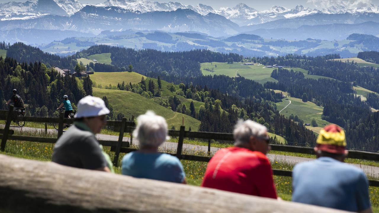 Des randonneurs profitent d'une vue splendide sur les Alpes bernoises, le 21 mai 2020. [Keystone - Peter Klaunzer]