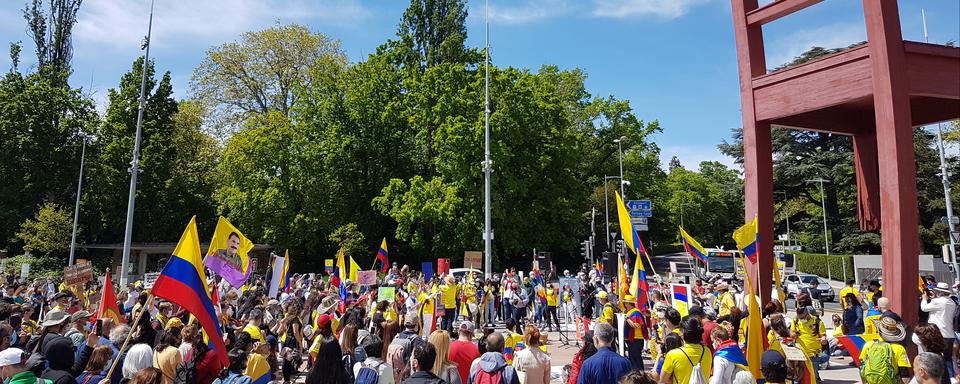 Environ 500 personnes, selon le décompte de la police, étaient réunies devant les Nations Unies à Genève en soutien au peuple colombien. [RTS - Guillaume Rey]