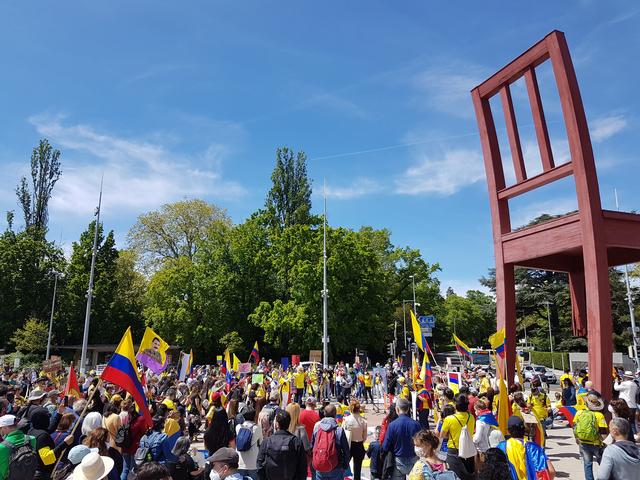 Environ 500 personnes, selon le décompte de la police, étaient réunies devant les Nations Unies à Genève en soutien au peuple colombien. [RTS - Guillaume Rey]