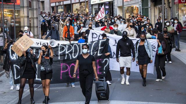 Des manifestations avaient avaient eu lieu en mars 2021 après l'acquittement du policier. [Keystone - Jean-Christophe Bott]