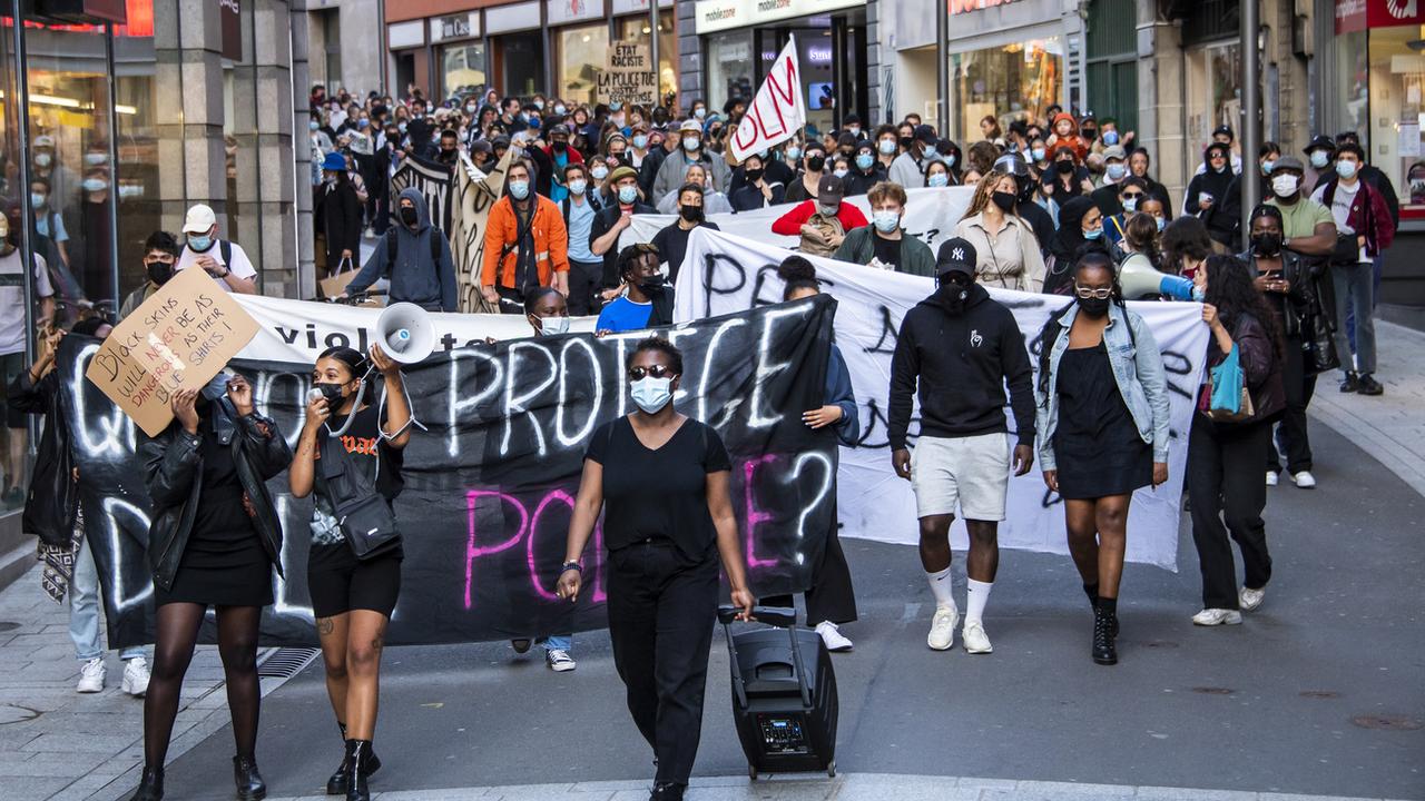 Des manifestations avaient avaient eu lieu en mars 2021 après l'acquittement du policier. [Keystone - Jean-Christophe Bott]