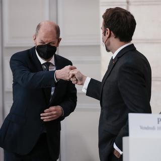 Le chancelier allemand Olaf Scholz (à gauche) et le président français Emmanuel Macron se saluent avant une conférence de presse au palais de l'Élysée à Paris, France, le 10 décembre 2021. Deux jours après son entrée en fonction, M. Scholz rend visite au président français à Paris ainsi qu'au personnel de l'UE et de l'OTAN à Bruxelles. [EPA/THIBAULT CAMUS / POOL MAXPPP OUT - Thibault Camus]