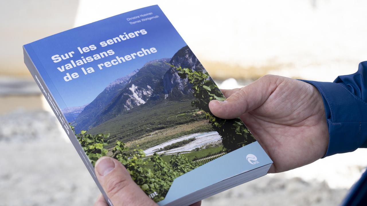 Le livre du premier guide de randonnée en Suisse permettant d'explorer à pied des sites valaisans de recherche. [KEYSTONE - SANDRA HILDEBRANDT]