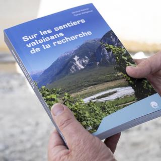 Le livre du premier guide de randonnée en Suisse permettant d'explorer à pied des sites valaisans de recherche. [KEYSTONE - SANDRA HILDEBRANDT]