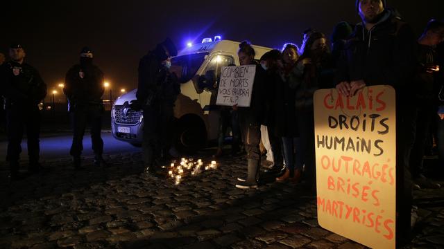 Une manifestation à Calais après la mort de 27 migrants lors d’un naufrage dans la Manche. [AP Photo/Keystone - Michel Spingler]