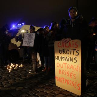 Une manifestation à Calais après la mort de 27 migrants lors d’un naufrage dans la Manche. [AP Photo/Keystone - Michel Spingler]