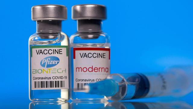 Les deux pharmas produisant des vaccins ARN engrangent des sommes faramineuses. [Reuters - Dado Ruvic]