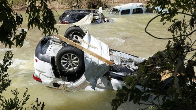 Des véhicules emportés par les flots à Waverly, dans le Tennessee. [Keystone - AP Photo/Mark Humphrey]