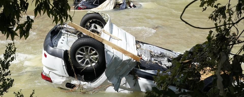 Des véhicules emportés par les flots à Waverly, dans le Tennessee. [Keystone - AP Photo/Mark Humphrey]