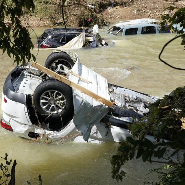 Des véhicules emportés par les flots à Waverly, dans le Tennessee. [Keystone - AP Photo/Mark Humphrey]