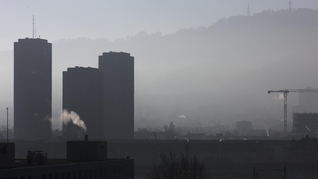 Fumée et brouillard sur la ville de Zurich. [KEYSTONE - Gaetan Bally]