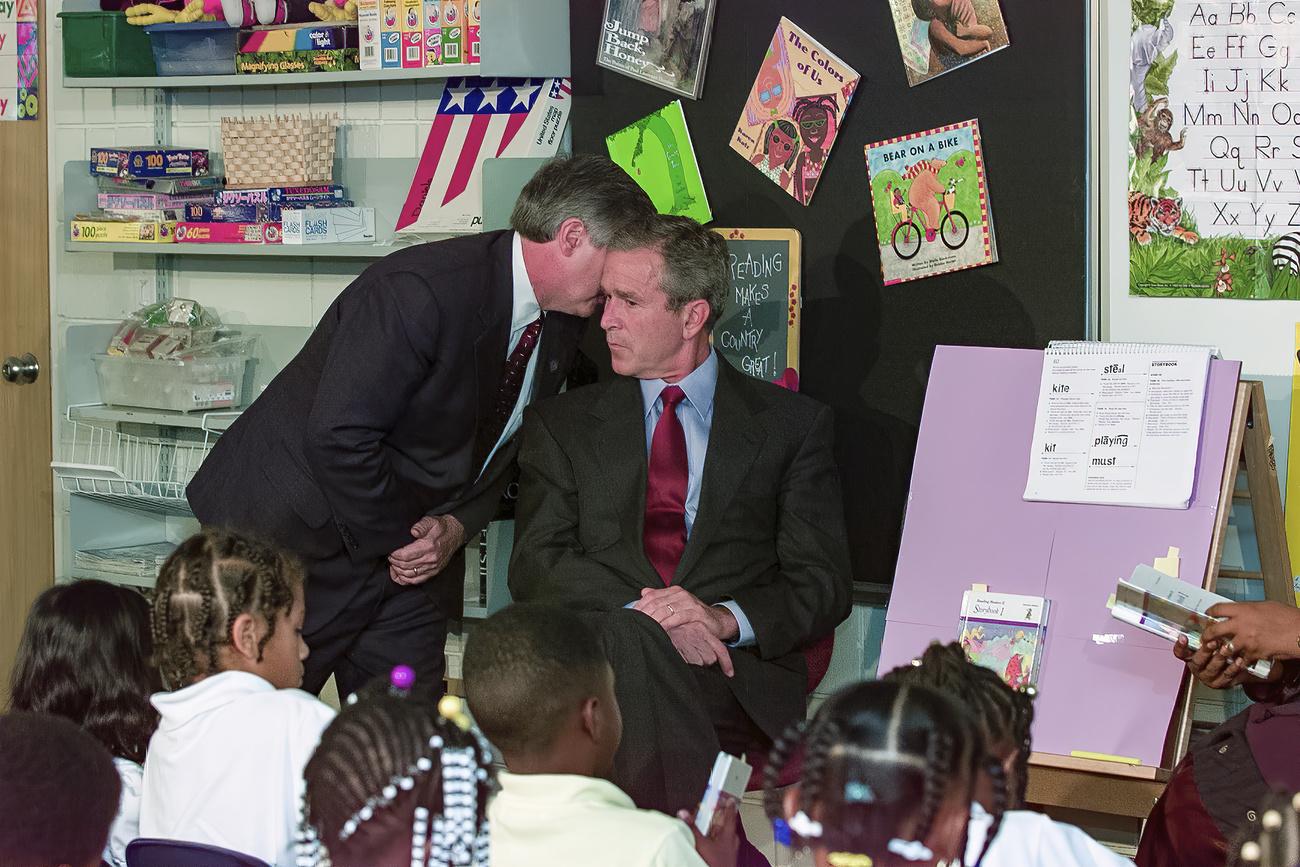 Le jour des attentats, le président George W. Bush effectue une lecture dans une école en Floride. Il est discrètement informé par Andrew Card Jr. des attaques sur le World Trade Center. [KEYSTONE - DOUG MILLS]