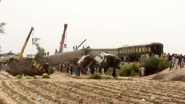 Deux trains sont rentrés en collision au Pakistan, faisant au moins 40 morts. [Keystone - EPA/Waqar Hussein]