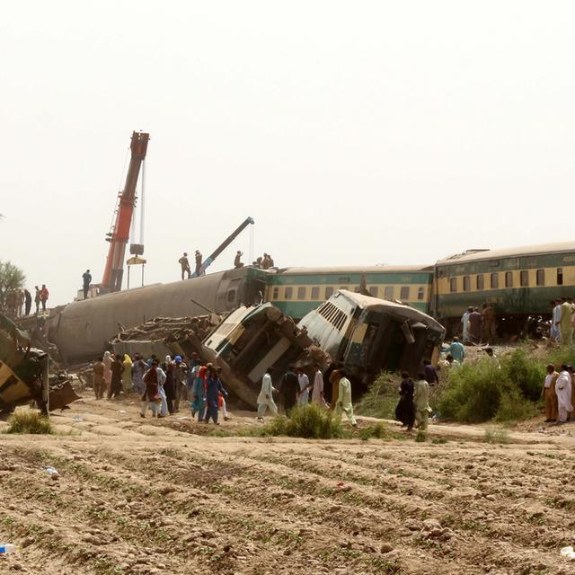 Deux trains sont rentrés en collision au Pakistan, faisant au moins 40 morts. [Keystone - EPA/Waqar Hussein]
