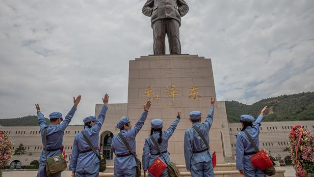 Des visiteurs avec l'uniforme des soldats de l'Armée rouge du siècle dernier, dans la "Mecque" de la révolution chinoise Ya'an, le 13 juin 2021. [EPA/Keystone - Roman Pilipey]