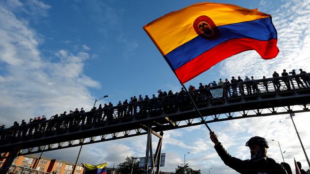 Des manifestants sur une passerelle de Bogota. [Keystone - EPA/Mauricio Duenas Castaneda]