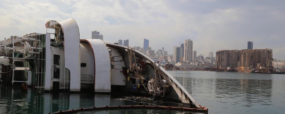 Jeudi 4 février: une vue du port de Beyrouth, au Liban, dévasté il y a six mois par l'explosion d'un stock de nitrate d’ammonium, ravageant des milliers d'habitations et tuant plus de 200 personnes. [Keystone - EPA/NABIL MOUNZER]