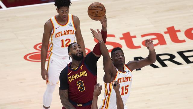 Les 16 points et 16 rebonds de Capela (15) ont été insuffisants pour Atlanta. [Brett Davis]