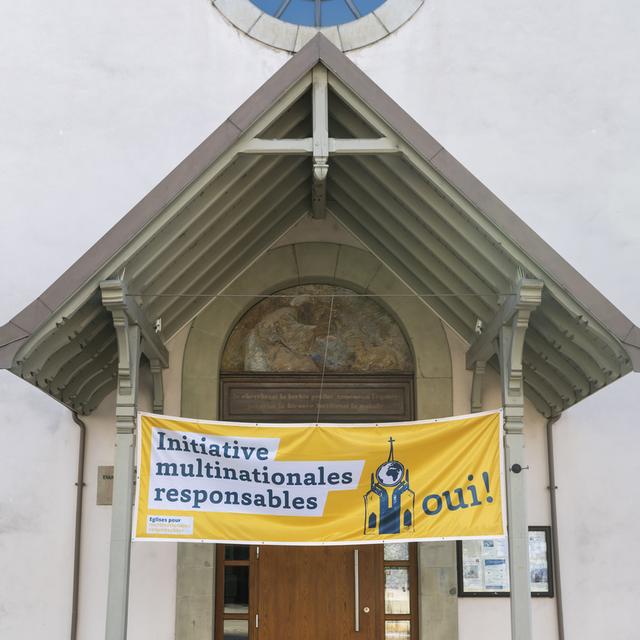 Une banderole en faveur de l'initiative multinationales responsables est visible devant l'église de la paroisse de Morges-Echichens de l'Eglise évangelique réformée vaudoise, à Morges. [KEYSTONE - JEAN-CHRISTOPHE BOTT]