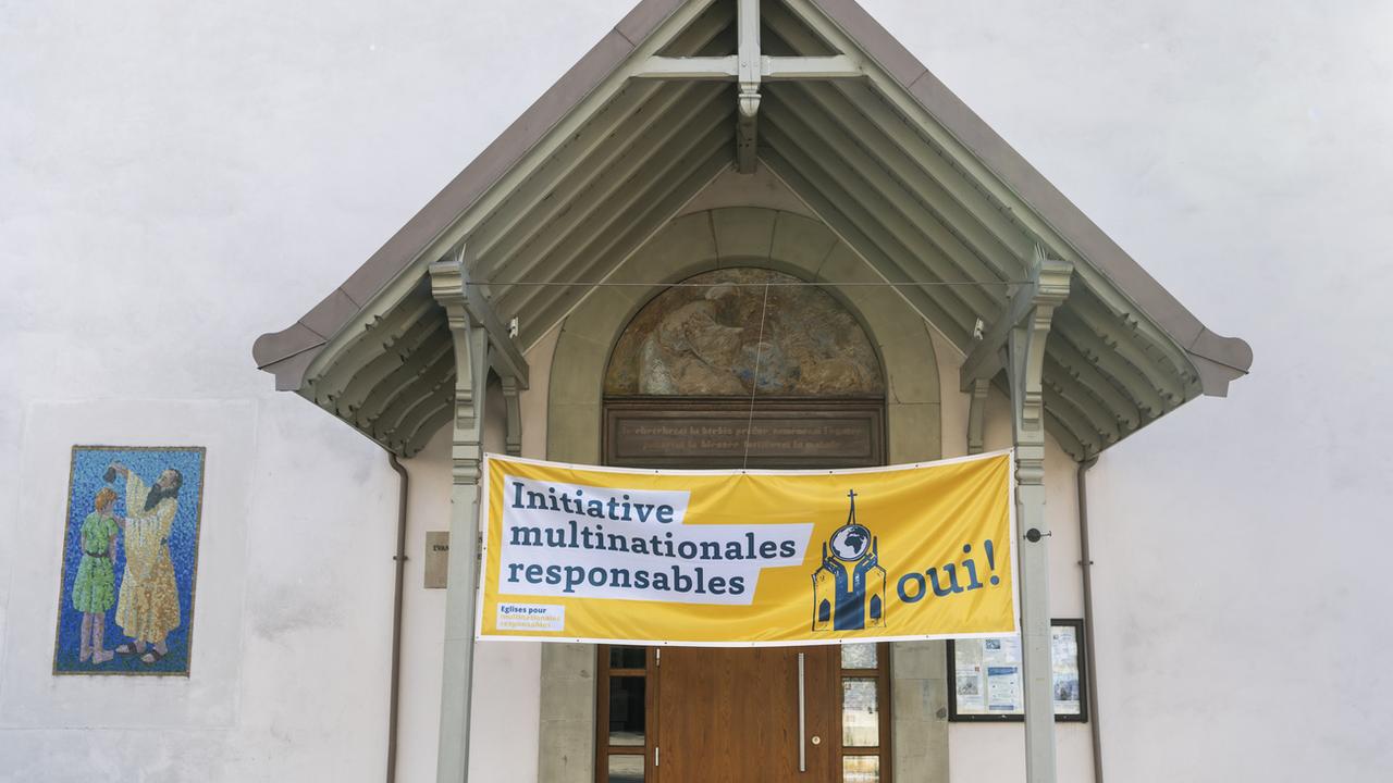Une banderole en faveur de l'initiative multinationales responsables est visible devant l'église de la paroisse de Morges-Echichens de l'Eglise évangelique réformée vaudoise, à Morges. [KEYSTONE - JEAN-CHRISTOPHE BOTT]