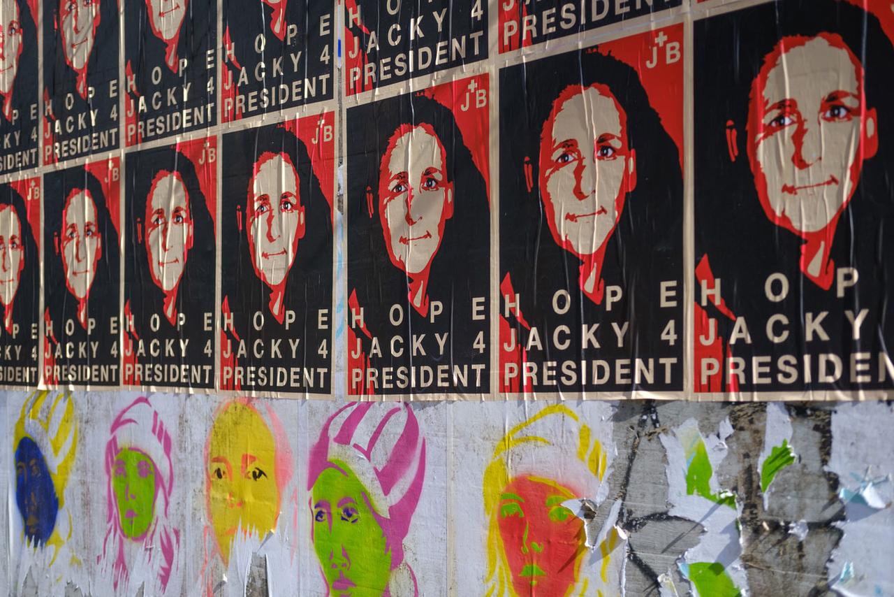 Des affiches "Hope Jacky 4 President" qui demandent la candidature de Jacqueline Badran à la Municipalité de Zurich. [Keystone - Petra Orosz]