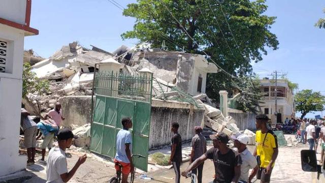 Un bâtiment endommagé à Les Cayes, au sud d'Haïti. [Keystone - AP Photo/Delot Jean]
