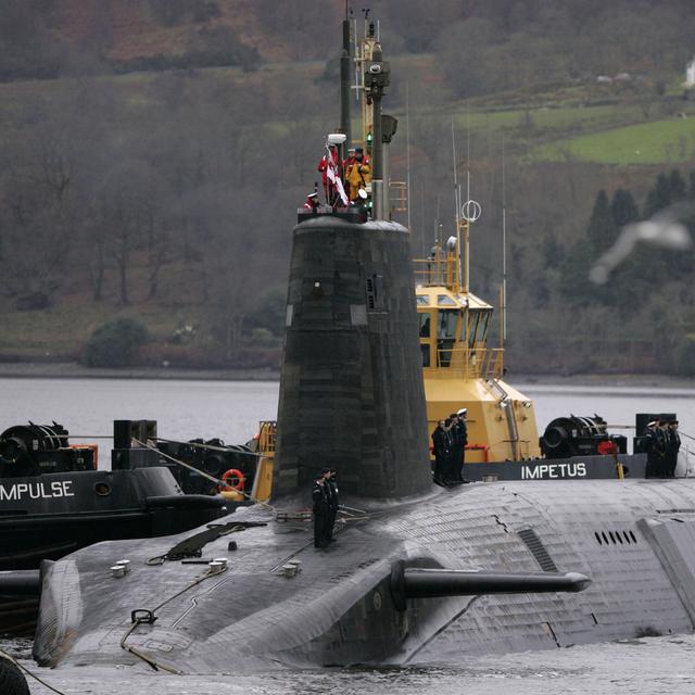 Le sous-marin britannique HMS Vengeance, porteur des missiles balistiques nucléaires Trident, sur la base de Faslane, près de Glasgow. [Reuters - David Moir]