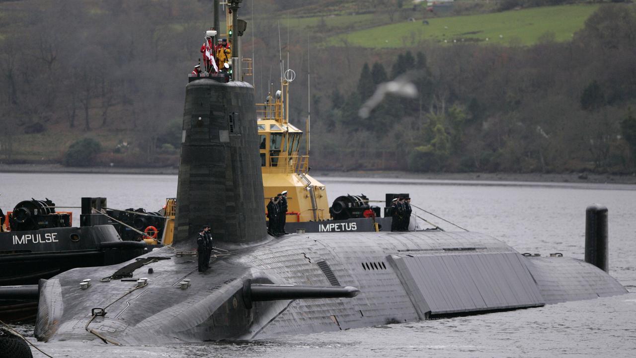 Le sous-marin britannique HMS Vengeance, porteur des missiles balistiques nucléaires Trident, sur la base de Faslane, près de Glasgow. [Reuters - David Moir]