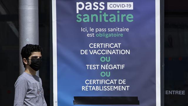 Le pass sanitaire se généralise pour accéder aux lieux publics en France. [EPA/Keystone - Ian Langsdon]