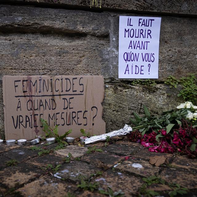 A Bordeaux, des passants se recueillent devant le domicile de la victime, Sandra. P, tuee par son ex-compagnon le 7 juin 2021. [AFP - Stephane Duprat et Hans Lucas]