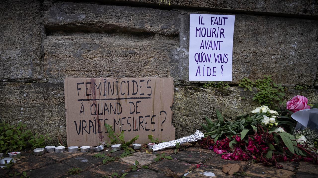 A Bordeaux, des passants se recueillent devant le domicile de la victime, Sandra. P, tuee par son ex-compagnon le 7 juin 2021. [AFP - Stephane Duprat et Hans Lucas]