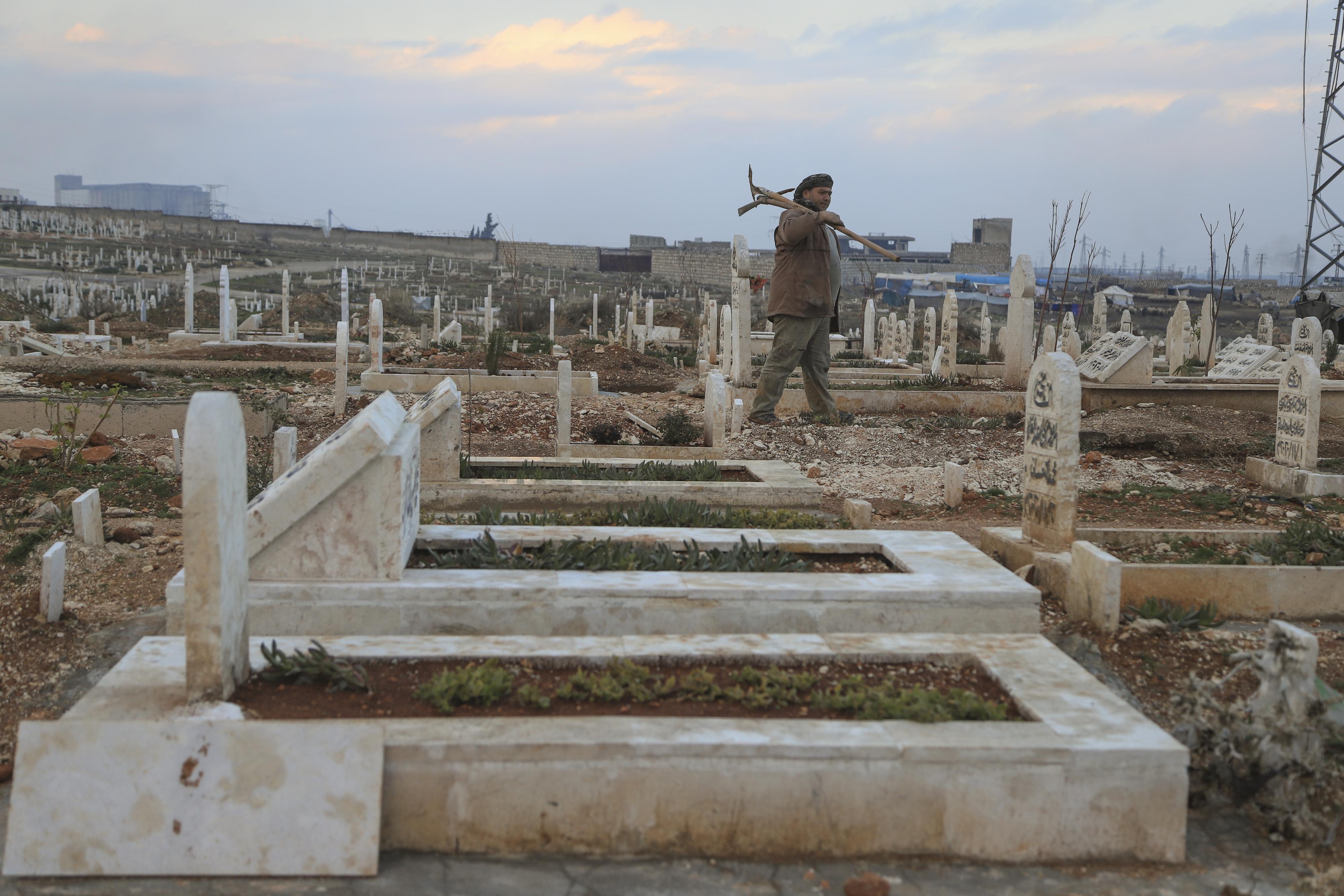 Les pierres tombales d'Idlib s'étendent à perte de vue, baignant dans une douce lumière orangée alors que le soleil se couche sur l'horizon. (19 janvier 2021) [RTS - Abd Almajed Alkarh]