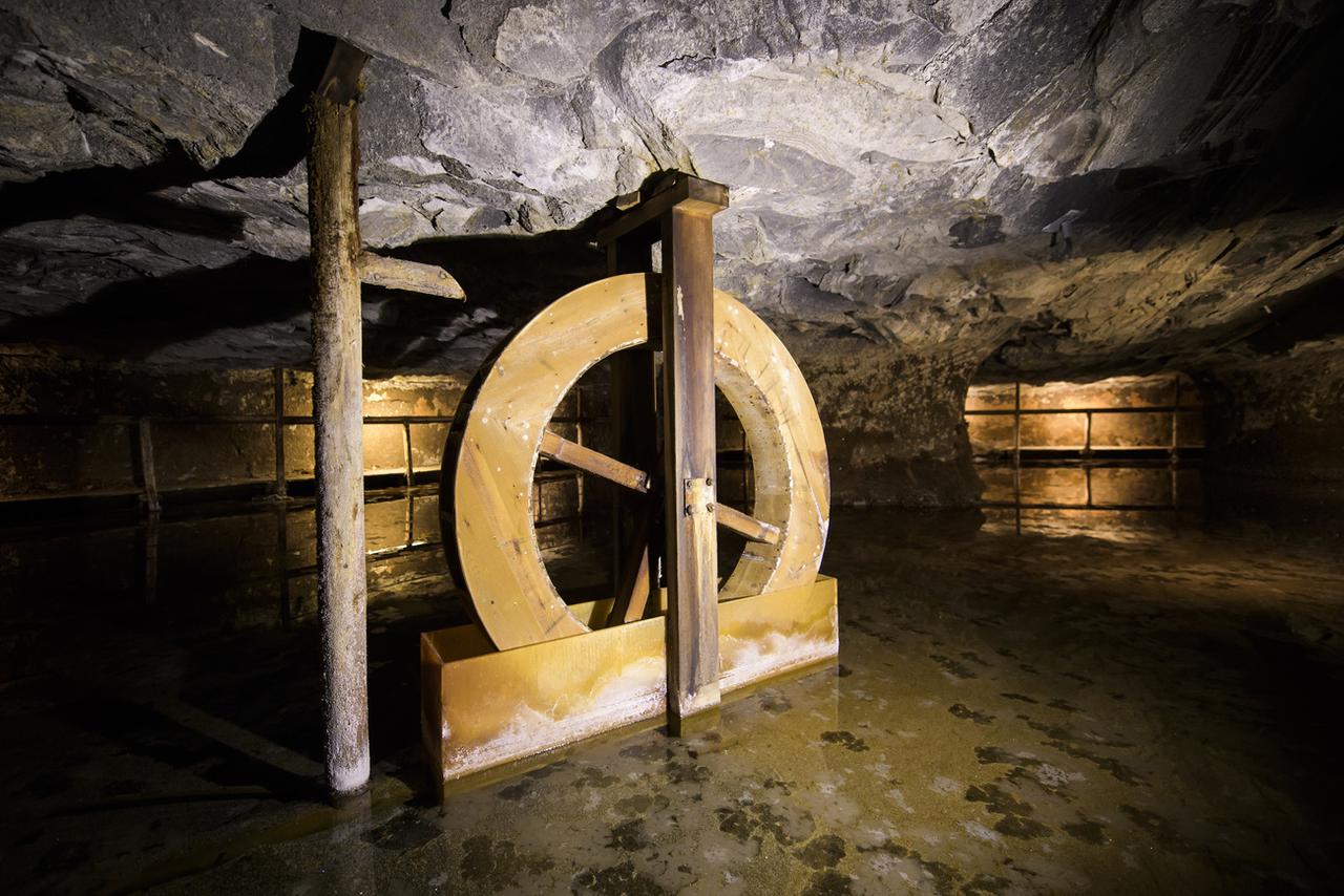 Vue sur le parcours du site touristique des mines de sel de Bex. [Keystone - Jean-Christophe Bott]