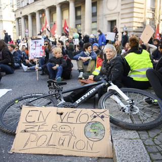 Une manifestation à Lausanne en marge de la COP26. [Keystone - Laurent Gillieron]