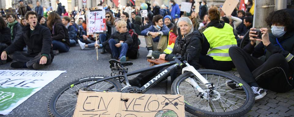 Une manifestation à Lausanne en marge de la COP26. [Keystone - Laurent Gillieron]