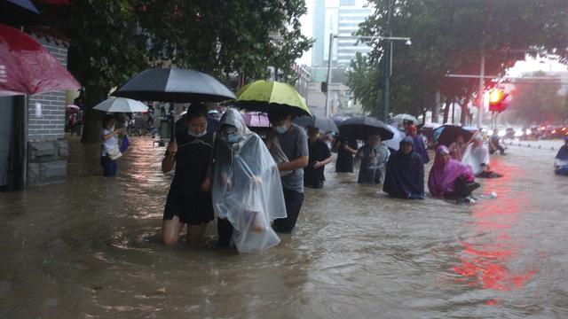 Des inondations "extrêmement graves" de l'aveu même du président Xi Jinping: la Chine est confrontée à des pluies torrentielles qui ont fait au moins 12 morts dans le métro de Zhengzhou, l'une des grandes villes du centre du pays, et près de 200'000 habitants ont été évacués. [KEYSTONE - AP CHINATOPIX]