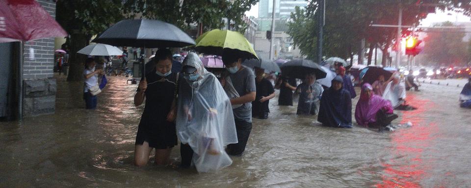 Des inondations "extrêmement graves" de l'aveu même du président Xi Jinping: la Chine est confrontée à des pluies torrentielles qui ont fait au moins 12 morts dans le métro de Zhengzhou, l'une des grandes villes du centre du pays, et près de 200'000 habitants ont été évacués. [KEYSTONE - AP CHINATOPIX]