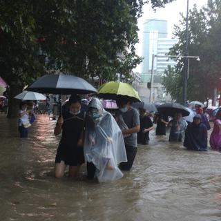 Des inondations "extrêmement graves" de l'aveu même du président Xi Jinping: la Chine est confrontée à des pluies torrentielles qui ont fait au moins 12 morts dans le métro de Zhengzhou, l'une des grandes villes du centre du pays, et près de 200'000 habitants ont été évacués. [KEYSTONE - AP CHINATOPIX]