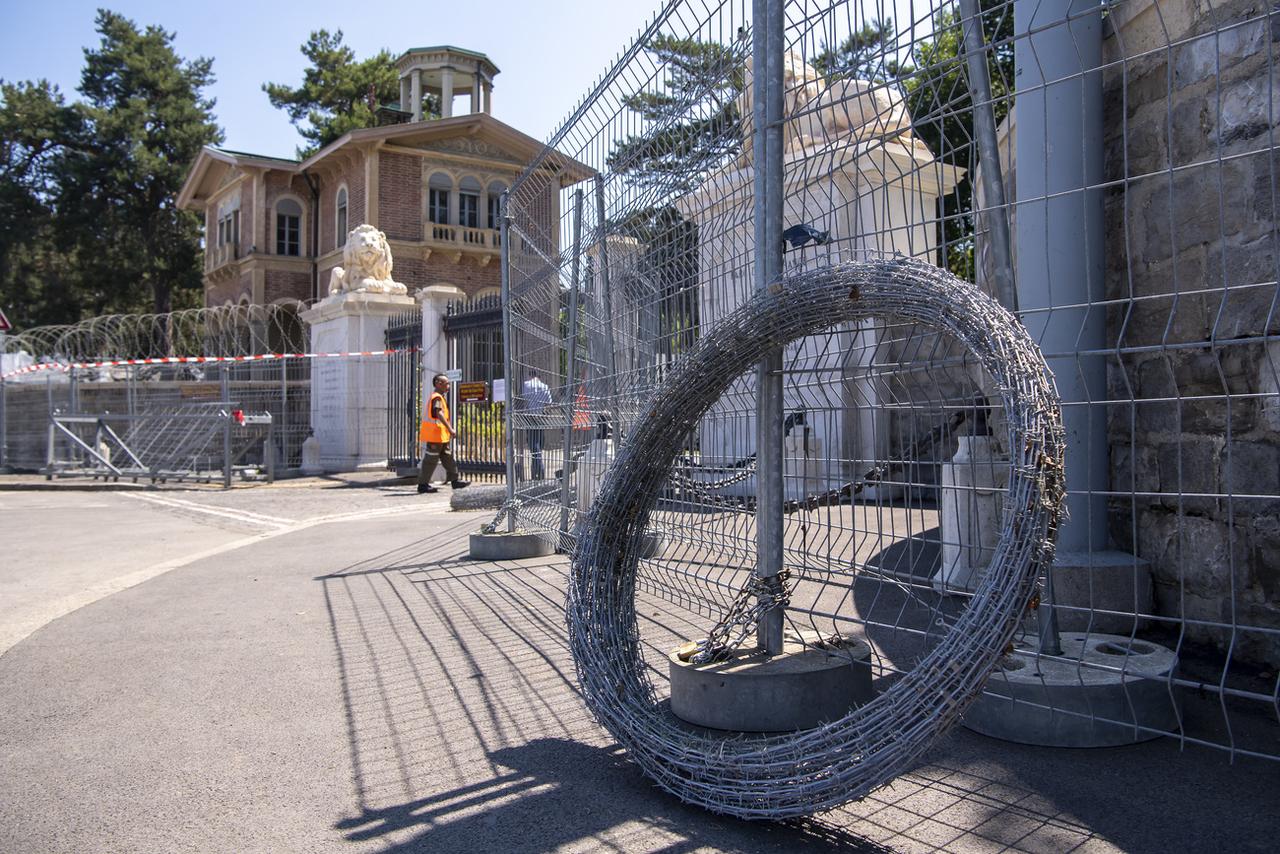 Des grillages et des barbelés sont installés autour du parc La Grange à Genève en vue de la rencontre Biden-Poutine. [Keystone - Martial Trezzini]