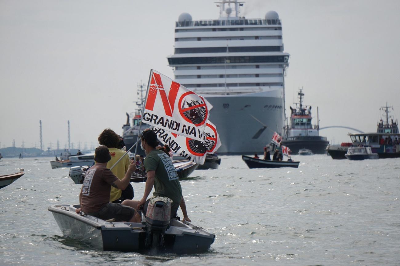 Des activistes manifestent contre la fréquentation de la lagune de Venise par des paquebots géants, le 5 juin 2021. [EPA/Keystone - Andrea Merola]