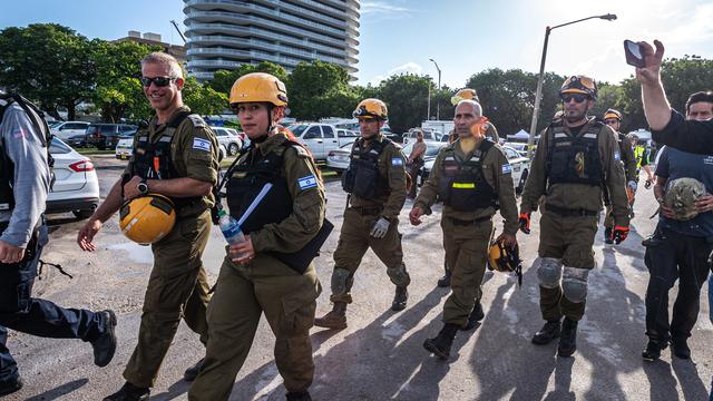 Une équipe de dix secouristes spécialisés israéliens est arrivée dimanche à Surfside en Floride, où s'est effondré jeudi un immeuble de douze étages, afin d'appuyer les sauveteurs américains qui cherchent toujours des survivants dans les décombres. [AFP - GIORGIO VIERA]